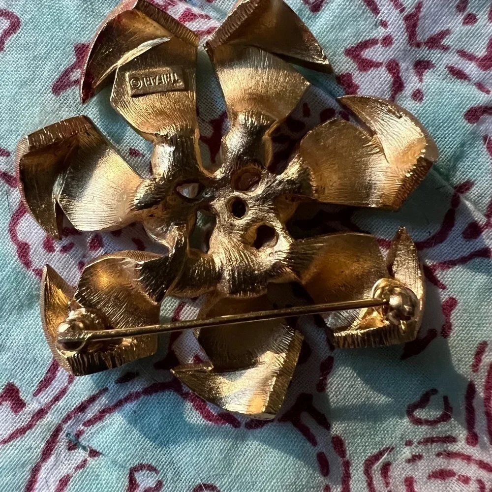 Vintage Trifari Flower Brooch Pin Pearl Center